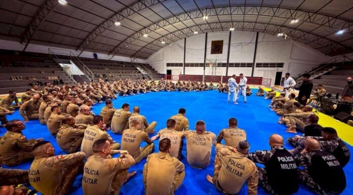 DEFESA PESSOAL E TÉCNICAS DE IMOBILIZAÇÃO REFORÇAM CAPACITAÇÃO DA POLICIA MILITAR EM FLORIANÓPOLIS
