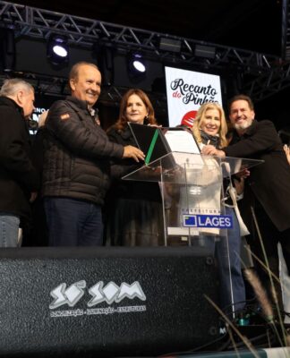 GOVERNADOR PARTICIPA DA ABERTURA DA 36ª FESTA DO PINHÃO E AUTORIZA RECURSOS PARA A SAÚDE, EDUCAÇÃO E CONSTRUÇÃO DE MORADIAS EM LAGES