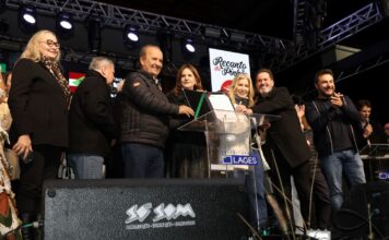 GOVERNADOR PARTICIPA DA ABERTURA DA 36ª FESTA DO PINHÃO E AUTORIZA RECURSOS PARA A SAÚDE, EDUCAÇÃO E CONSTRUÇÃO DE MORADIAS EM LAGES