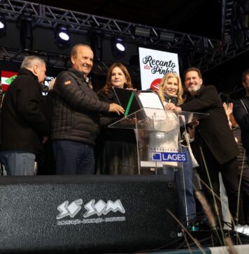GOVERNADOR PARTICIPA DA ABERTURA DA 36ª FESTA DO PINHÃO E AUTORIZA RECURSOS PARA A SAÚDE, EDUCAÇÃO E CONSTRUÇÃO DE MORADIAS EM LAGES