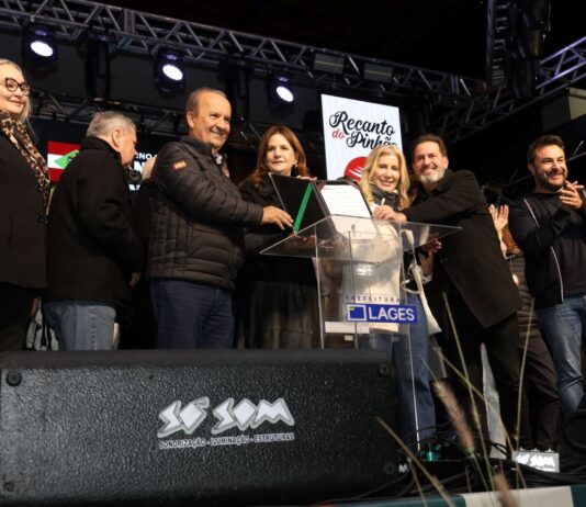 GOVERNADOR PARTICIPA DA ABERTURA DA 36ª FESTA DO PINHÃO E AUTORIZA RECURSOS PARA A SAÚDE, EDUCAÇÃO E CONSTRUÇÃO DE MORADIAS EM LAGES