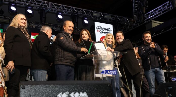 GOVERNADOR PARTICIPA DA ABERTURA DA 36ª FESTA DO PINHÃO E AUTORIZA RECURSOS PARA A SAÚDE, EDUCAÇÃO E CONSTRUÇÃO DE MORADIAS EM LAGES