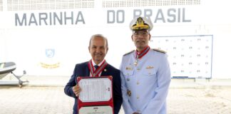 GOVERNADOR JORGINHO MELLO RECEBE ORDEM DO MÉRITO NAVAL EM CERIMÔNIA NA CAPITANIA DOS PORTOS