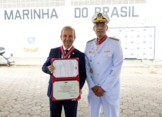 GOVERNADOR JORGINHO MELLO RECEBE ORDEM DO MÉRITO NAVAL EM CERIMÔNIA NA CAPITANIA DOS PORTOS