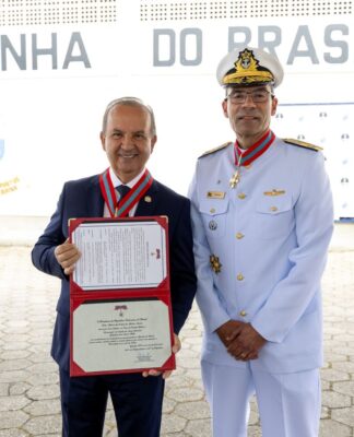 GOVERNADOR JORGINHO MELLO RECEBE ORDEM DO MÉRITO NAVAL EM CERIMÔNIA NA CAPITANIA DOS PORTOS