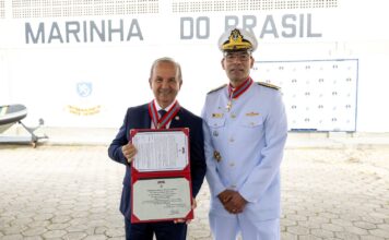 GOVERNADOR JORGINHO MELLO RECEBE ORDEM DO MÉRITO NAVAL EM CERIMÔNIA NA CAPITANIA DOS PORTOS