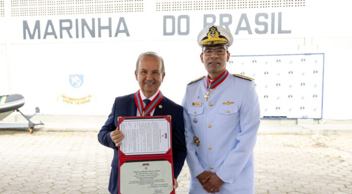 GOVERNADOR JORGINHO MELLO RECEBE ORDEM DO MÉRITO NAVAL EM CERIMÔNIA NA CAPITANIA DOS PORTOS