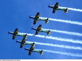 ESQUADRILHA DA FUMAÇA VOLTA A ENCANTAR FLORIANÓPOLIS COM ESPETÁCULO GRATUITO NA BEIRA-MAR CONTINENTAL