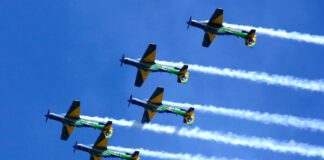 ESQUADRILHA DA FUMAÇA VOLTA A ENCANTAR FLORIANÓPOLIS COM ESPETÁCULO GRATUITO NA BEIRA-MAR CONTINENTAL