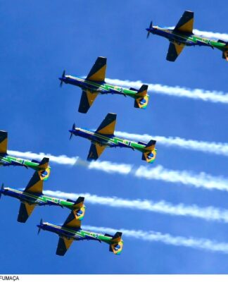 ESQUADRILHA DA FUMAÇA VOLTA A ENCANTAR FLORIANÓPOLIS COM ESPETÁCULO GRATUITO NA BEIRA-MAR CONTINENTAL