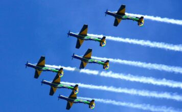 ESQUADRILHA DA FUMAÇA VOLTA A ENCANTAR FLORIANÓPOLIS COM ESPETÁCULO GRATUITO NA BEIRA-MAR CONTINENTAL
