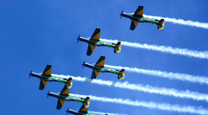 ESQUADRILHA DA FUMAÇA VOLTA A ENCANTAR FLORIANÓPOLIS COM ESPETÁCULO GRATUITO NA BEIRA-MAR CONTINENTAL