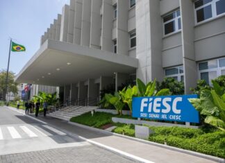 FIESC HOMENAGEIA LÍDERES QUE TRANSFORMARAM A INDÚSTRIA CATARINENSE E RECONHECE LEGADO DE MARIO CEZAR DE AGUIAR