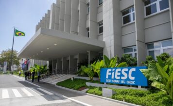 FIESC HOMENAGEIA LÍDERES QUE TRANSFORMARAM A INDÚSTRIA CATARINENSE E RECONHECE LEGADO DE MARIO CEZAR DE AGUIAR