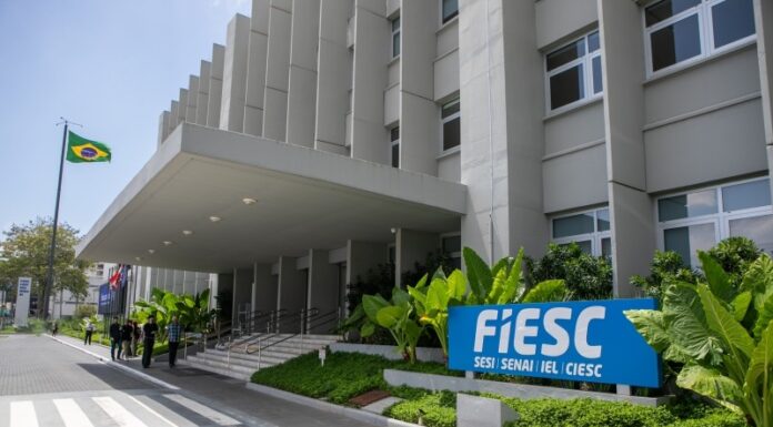 FIESC HOMENAGEIA LÍDERES QUE TRANSFORMARAM A INDÚSTRIA CATARINENSE E RECONHECE LEGADO DE MARIO CEZAR DE AGUIAR