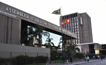 SESSÃO ESPECIAL NA ALESC: MDB DE SC CELEBRA OS 60 ANOS COM HOMENAGENS A LIDERANÇAS HISTÓRICAS