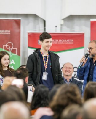ARTE, CIÊNCIA E INCLUSÃO UNEM FAMÍLIAS E ESPECIALISTAS NO MAIOR DEBATE REGIONAL SOBRE AUTISMO NO OESTE CATARINENSE
