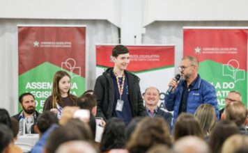 ARTE, CIÊNCIA E INCLUSÃO UNEM FAMÍLIAS E ESPECIALISTAS NO MAIOR DEBATE REGIONAL SOBRE AUTISMO NO OESTE CATARINENSE