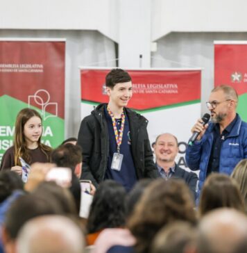 ARTE, CIÊNCIA E INCLUSÃO UNEM FAMÍLIAS E ESPECIALISTAS NO MAIOR DEBATE REGIONAL SOBRE AUTISMO NO OESTE CATARINENSE