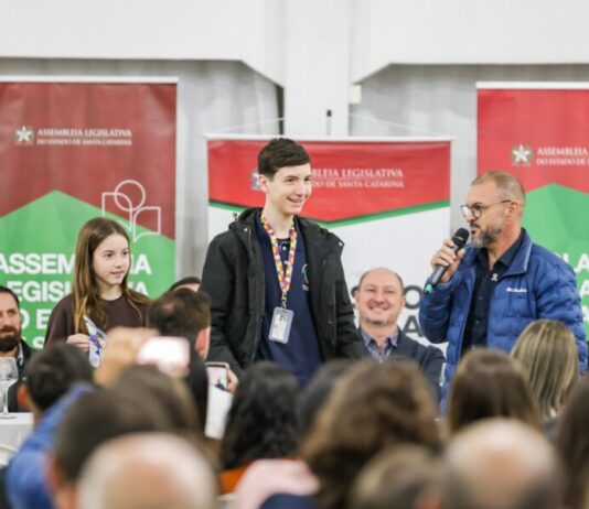 ARTE, CIÊNCIA E INCLUSÃO UNEM FAMÍLIAS E ESPECIALISTAS NO MAIOR DEBATE REGIONAL SOBRE AUTISMO NO OESTE CATARINENSE