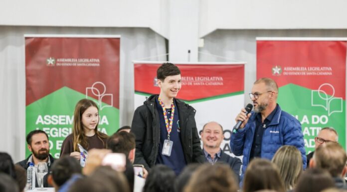 ARTE, CIÊNCIA E INCLUSÃO UNEM FAMÍLIAS E ESPECIALISTAS NO MAIOR DEBATE REGIONAL SOBRE AUTISMO NO OESTE CATARINENSE