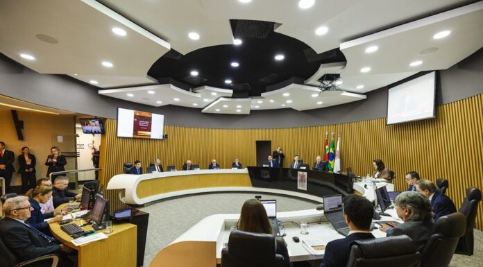 TCE APROVA POR UNANIMIDADE AS CONTAS DO GOVERNO DE SANTA CATARINA E DESTACA EQUILÍBRIO FISCAL E INVESTIMENTOS RECORDES