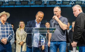 GOVERNADOR REFORÇA APOIO ÀS TRADIÇÕES CATARINENSES E LEVA INVESTIMENTOS A MUNICÍPIOS DURANTE FESTAS REGIONAIS