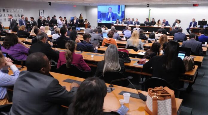 CÂMARA DOS DEPUTADOS: CCJ ADIA NOVAMENTE VOTAÇÃO DA PEC QUE REDUZ MAIORIDADE PENAL PARA 16 ANOS