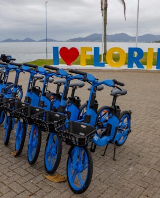 BICICLETAS COMPARTILHADAS GANHAM FORÇA EM FLORIANÓPOLIS E CONSOLIDAM NOVA CULTURA DE MOBILIDADE URBANA