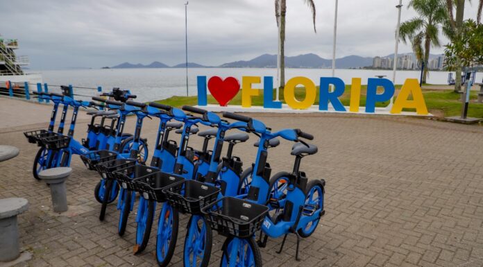 BICICLETAS COMPARTILHADAS GANHAM FORÇA EM FLORIANÓPOLIS E CONSOLIDAM NOVA CULTURA DE MOBILIDADE URBANA