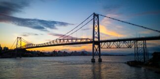 FLORIANÓPOLIS VESTE AZUL PARA SALVAR VIDAS: CAMPANHA MOBILIZA CIDADE COM AÇÕES DE PREVENÇÃO AO AFOGAMENTO