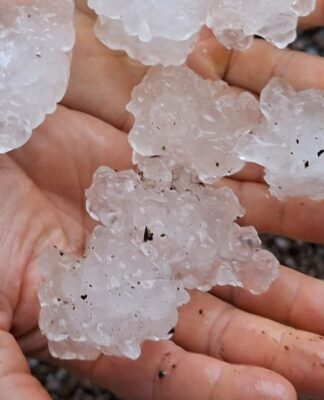CHUVA INTENSA COM GRANIZO CAUSA DANOS EM 23 MUNICÍPIOS DE SANTA CATARINA E CINCO DECRETAM SITUAÇÃO DE EMERGÊNCIA