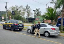 PRF RECUPERA EM JOINVILLE CARRO FURTADO HORAS APÓS O CRIME E PRENDE MOTORISTA NA BR-101