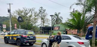PRF RECUPERA EM JOINVILLE CARRO FURTADO HORAS APÓS O CRIME E PRENDE MOTORISTA NA BR-101