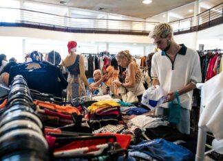 FEIRA DE BRECHÓ SOCIAL REÚNE 17 ENTIDADES E TRANSFORMA COMPRAS EM APOIO A PROJETOS SOCIAIS DE FLORIANÓPOLIS