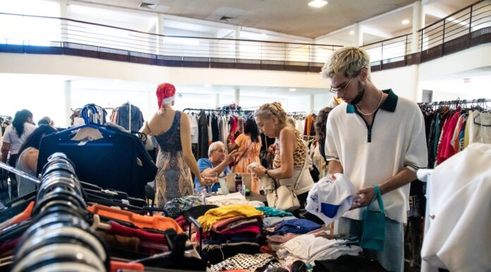 FEIRA DE BRECHÓ SOCIAL REÚNE 17 ENTIDADES E TRANSFORMA COMPRAS EM APOIO A PROJETOS SOCIAIS DE FLORIANÓPOLIS
