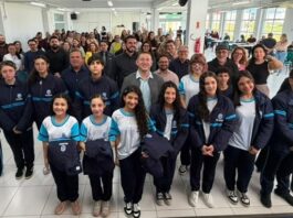 IDEB: PALHOÇA AVANÇA NA EDUCAÇÃO E ENTREGA UNIFORMES PARA 13 MIL ALUNOS DA REDE MUNICIPAL