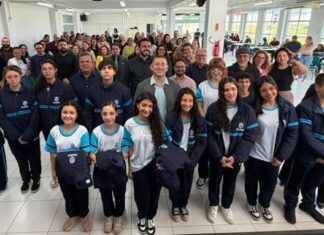 IDEB: PALHOÇA AVANÇA NA EDUCAÇÃO E ENTREGA UNIFORMES PARA 13 MIL ALUNOS DA REDE MUNICIPAL