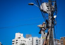 PREFEITURA INICIA RETIRADA DE 6 QUILÔMETROS DE CABOS EM DESUSO NA REGIÃO DO CONTINENTE DE FLORIANÓPOLIS