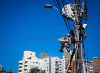 PREFEITURA INICIA RETIRADA DE 6 QUILÔMETROS DE CABOS EM DESUSO NA REGIÃO DO CONTINENTE DE FLORIANÓPOLIS